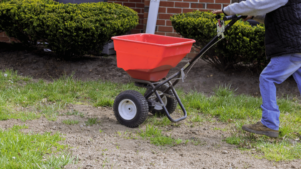 Make Yard Work Effortless with the Best Lawn Fertilizer Spreader!